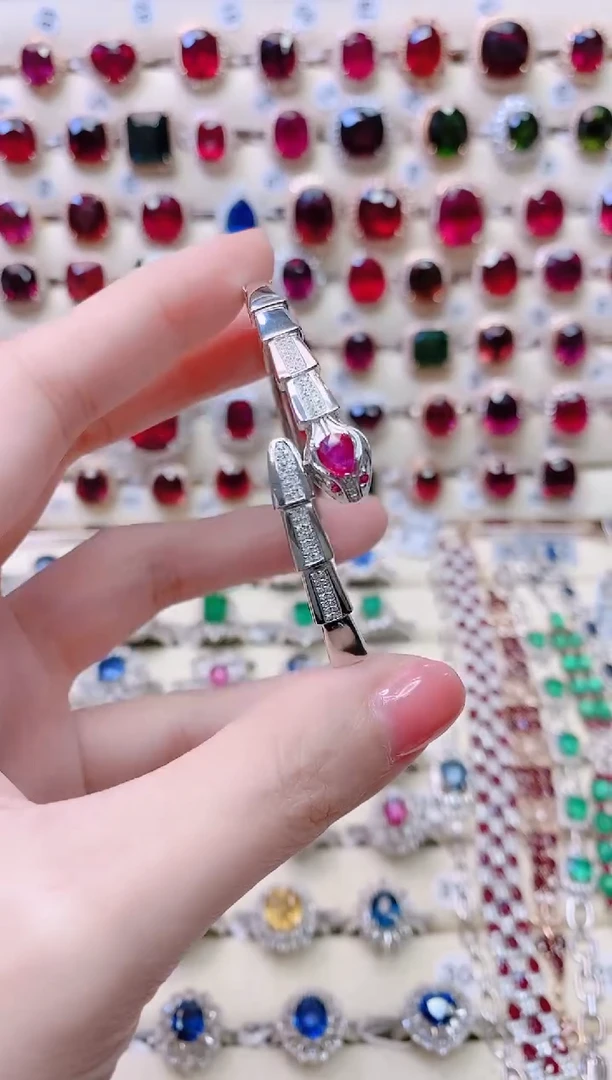 18K金镶嵌手镯红宝石1