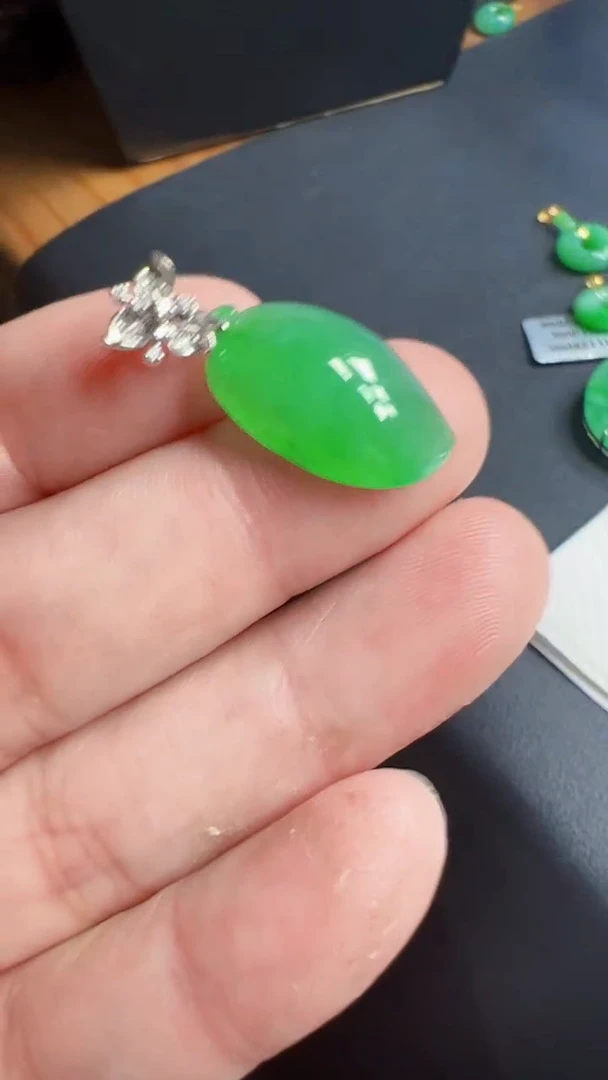 颈饰18K金镶嵌翡翠吊坠