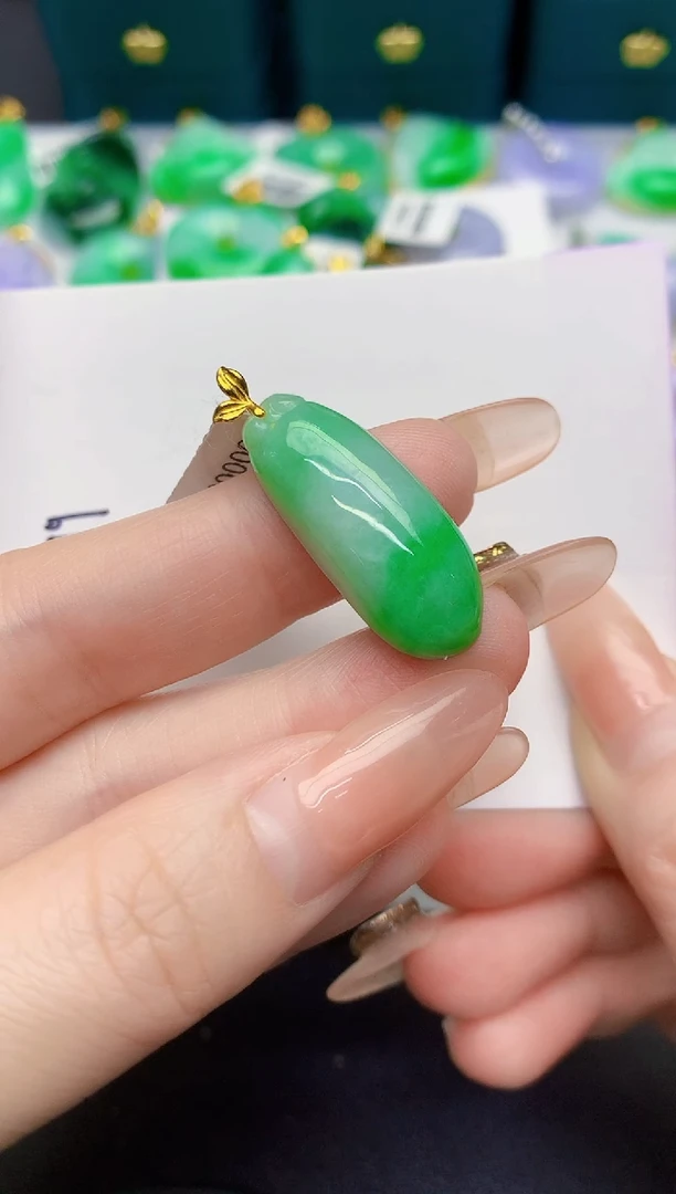 颈饰18K金镶嵌翡翠缅甸天然翡翠A货