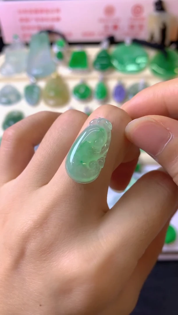 未镶嵌定制翡翠向**?裸玉（客户意向镶嵌）