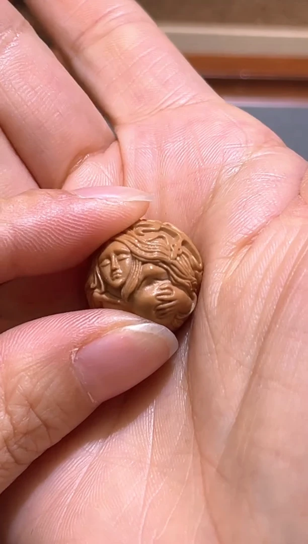 猴头核桃吊坠灵蛇女