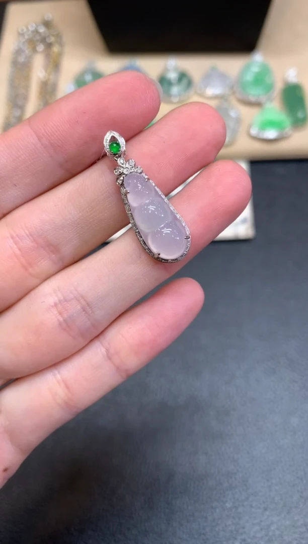 【闪购商品】翡翠颈饰18K金镶嵌福豆【无服务费】