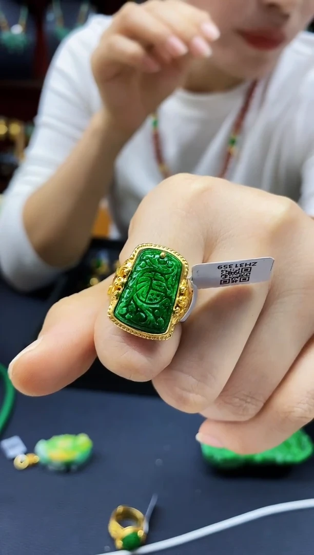 颈饰未镶嵌翡翠戒指