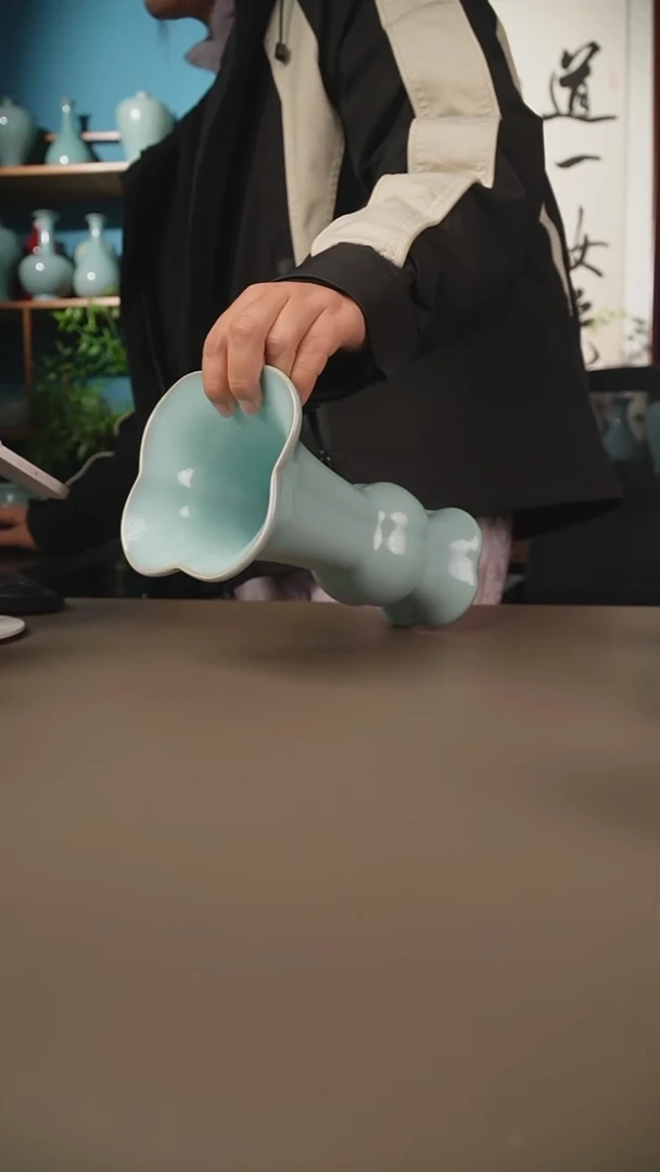 天青花觚微暇