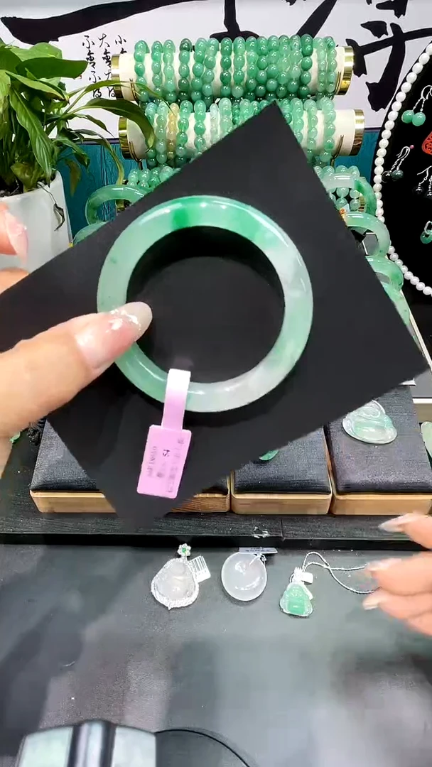 未镶嵌手镯石英质玉（非洲翠）手镯