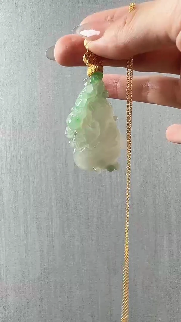 翡翠未镶嵌颈饰如意