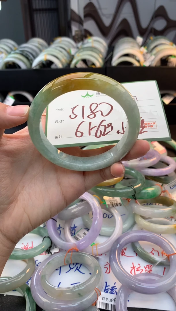 未镶嵌定制翡翠毛货需精细抛光+多人
