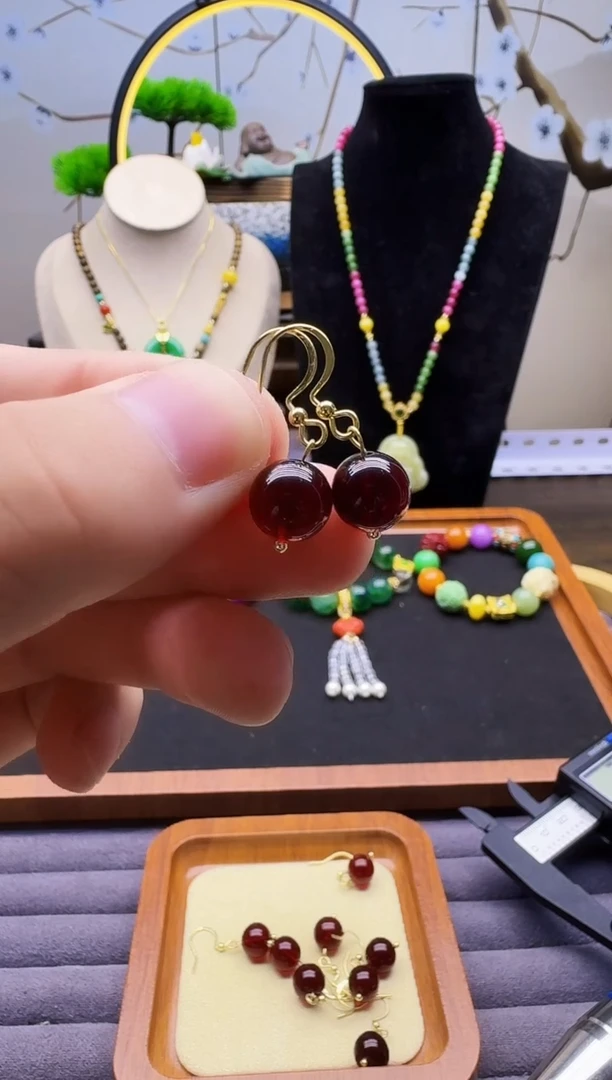 14K金镶嵌血珀耳饰E29