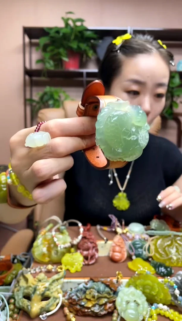未镶嵌岫玉颈饰·