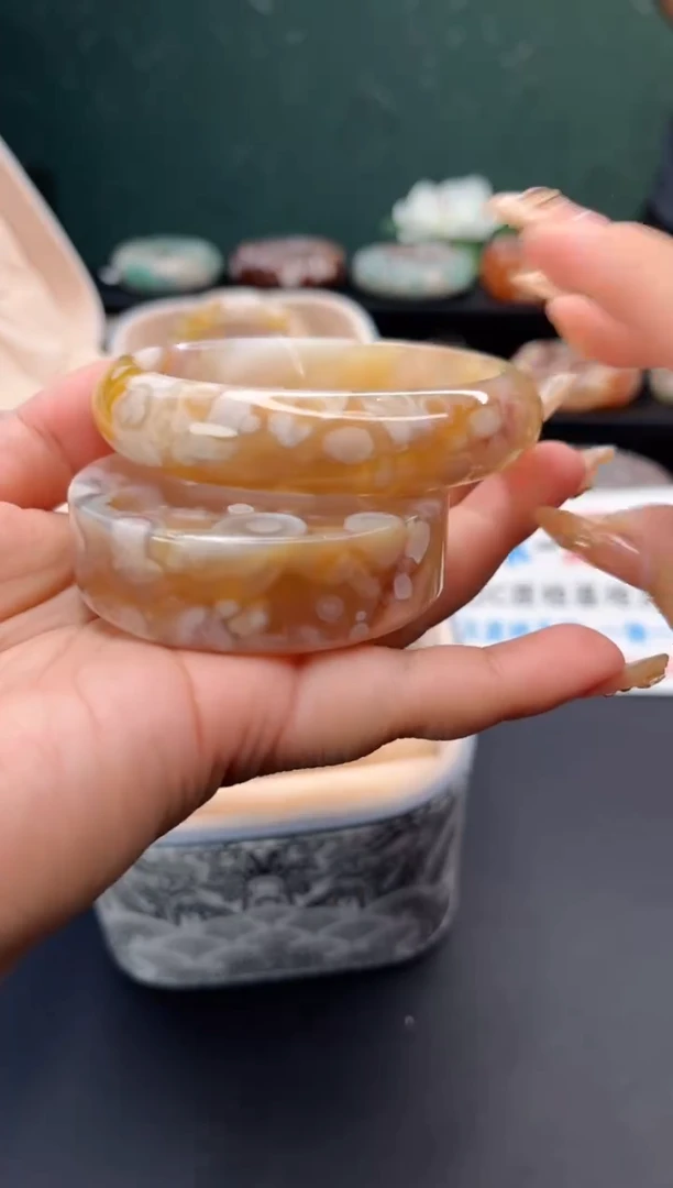 未镶嵌手镯石英质玉（62圈口）赠送镯心