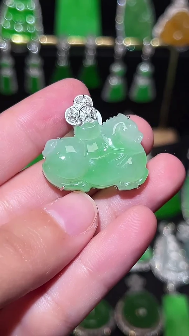 18K金镶嵌挂件翡翠吊坠