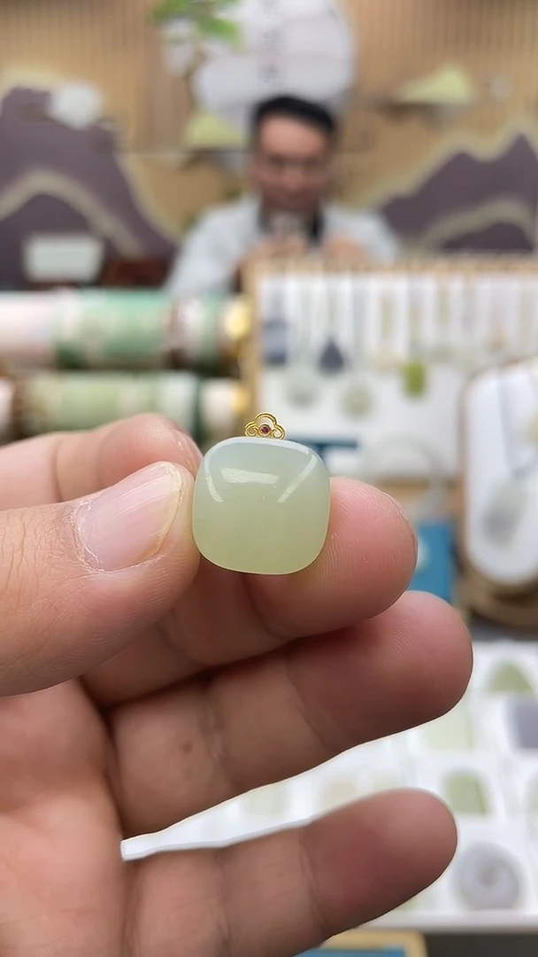 颈饰18K金镶嵌和田玉卡15mm方糖