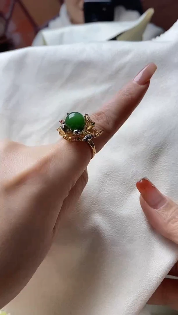 颈饰未镶嵌和田玉戒指