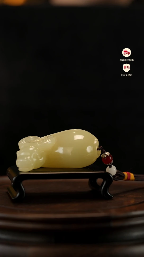 云南石竹叶青雕刻：扭转乾坤手把件摆件