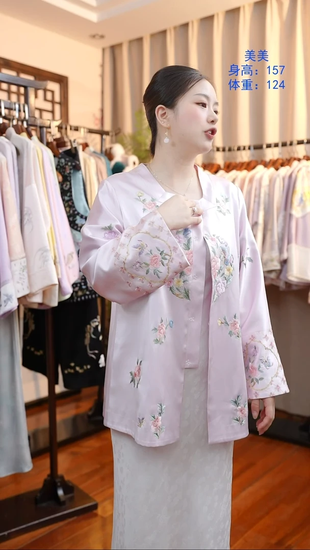 刺绣非遗服饰一物一件