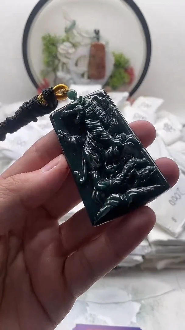 颈饰未镶嵌翡翠虎牌