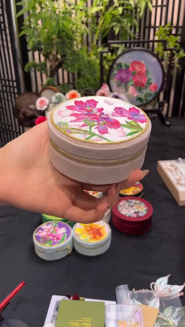 织绣忘****?非遗苏绣手工饰品