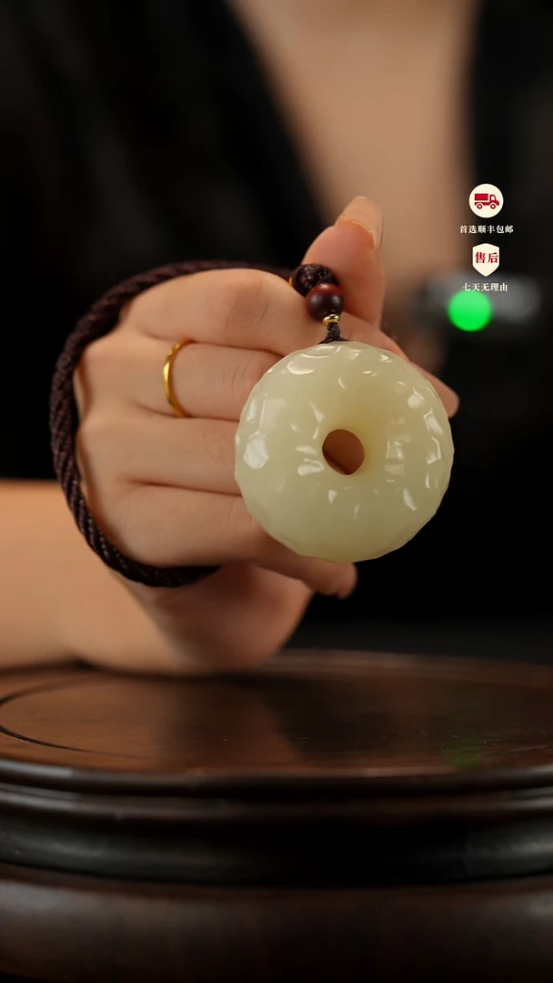 云南石竹叶青雕刻：千锤百炼平安扣手把件