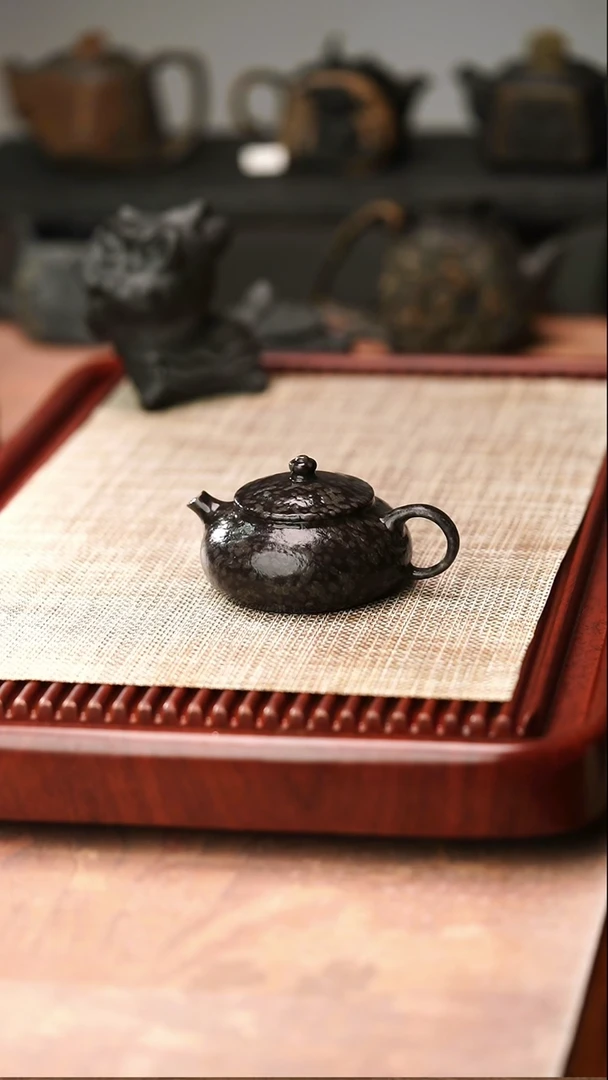 归玉堂冰碛岩重工雕刻透光鱼籽寒江壶130cc