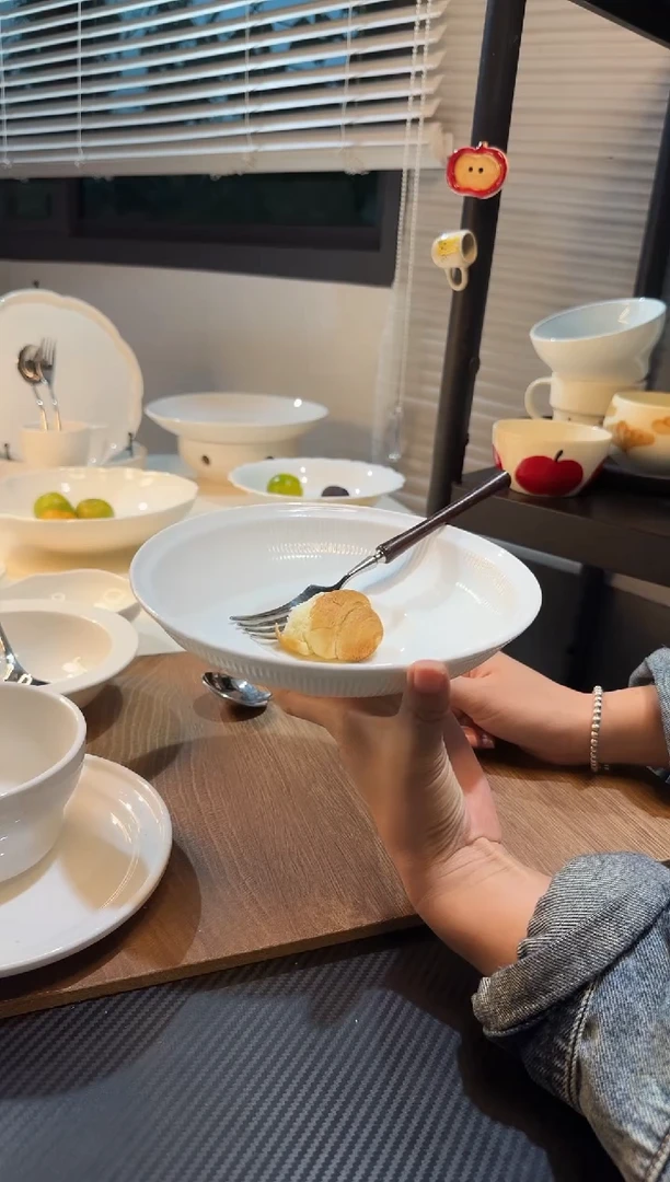 白瓷8英寸线条小脚深盘不带勺叉