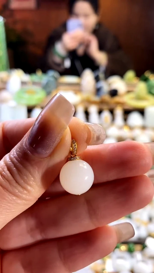 【闪购商品】和田玉吊坠18K金镶嵌。