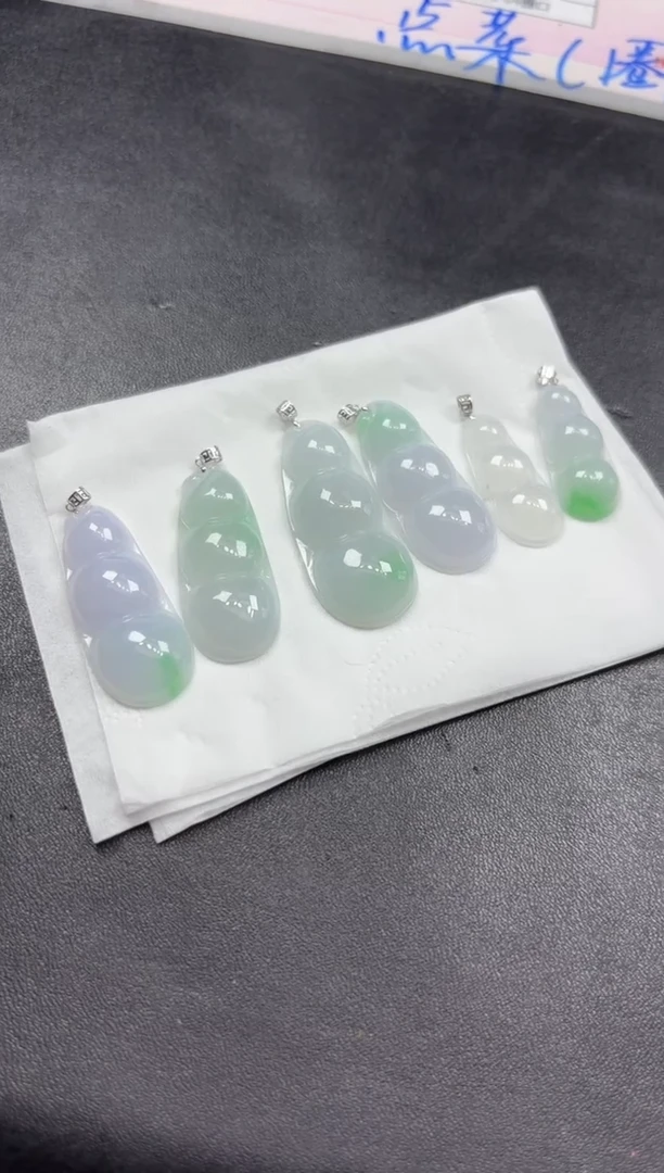 翡翠挂件18K金镶嵌多样性发一件豆子