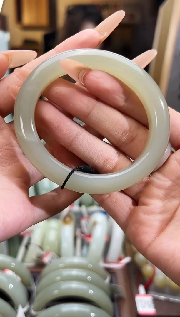 和田玉手镯未镶嵌且末料青白玉贵妃手镯