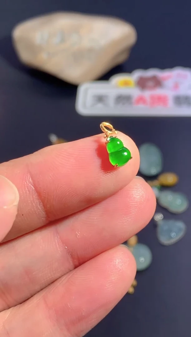 颈饰18K金镶嵌翡翠