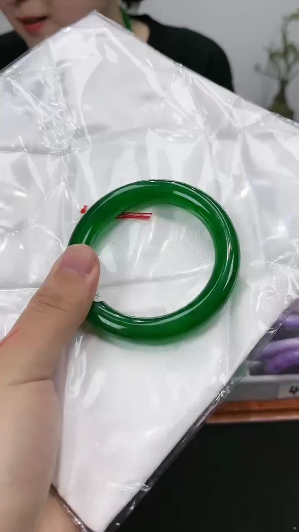 【闪购商品】砖雕s40  蜡阳绿手镯 圈口56.3