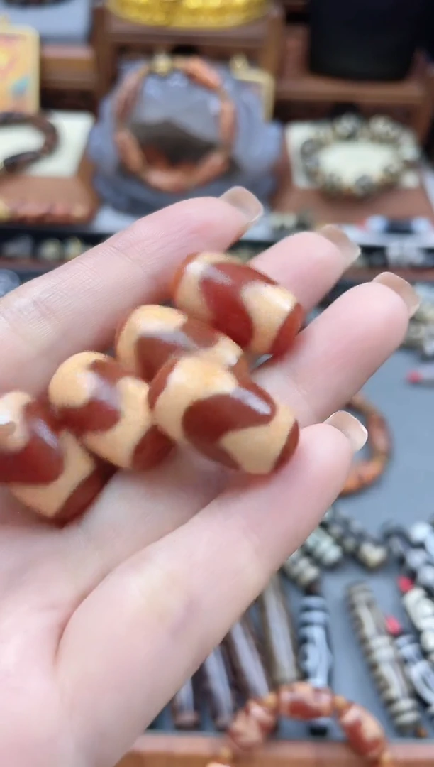 未镶嵌珠珠玛瑙/玉髓红肉牙牙多样性发1个