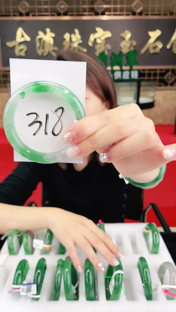 未镶嵌手镯石英质玉（非洲翠）微瑕一经发货运费不退介意勿拍