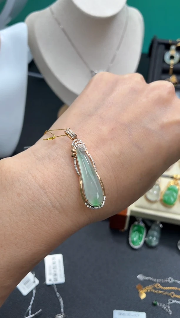 颈饰18K金镶嵌翡翠天然翡翠A货