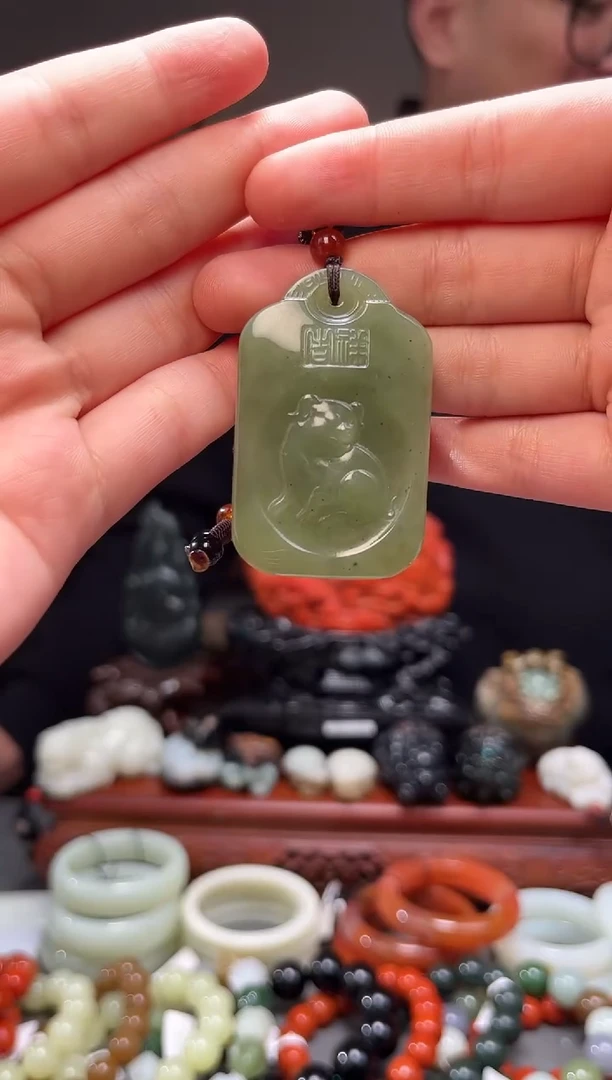 颈饰未镶嵌和田玉吊坠