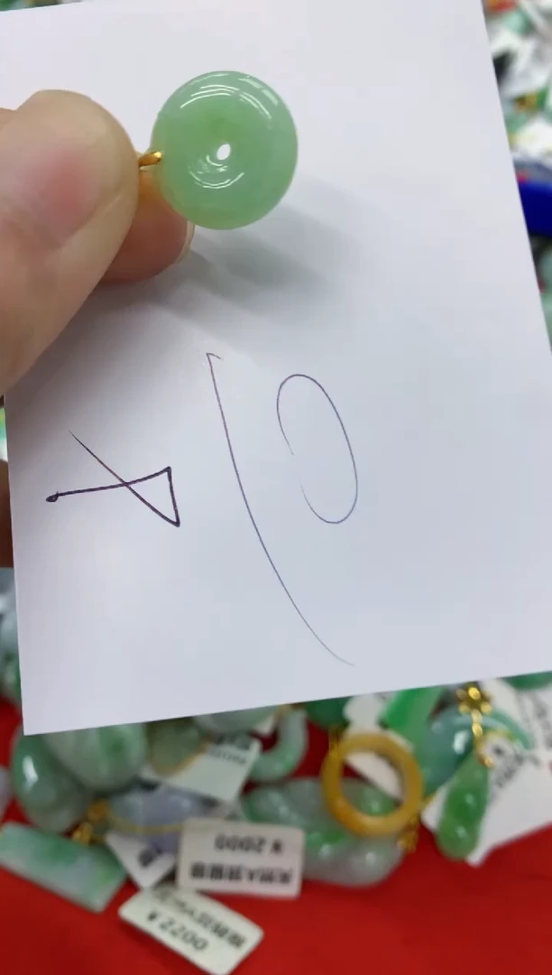 翡翠挂件未镶嵌翡翠