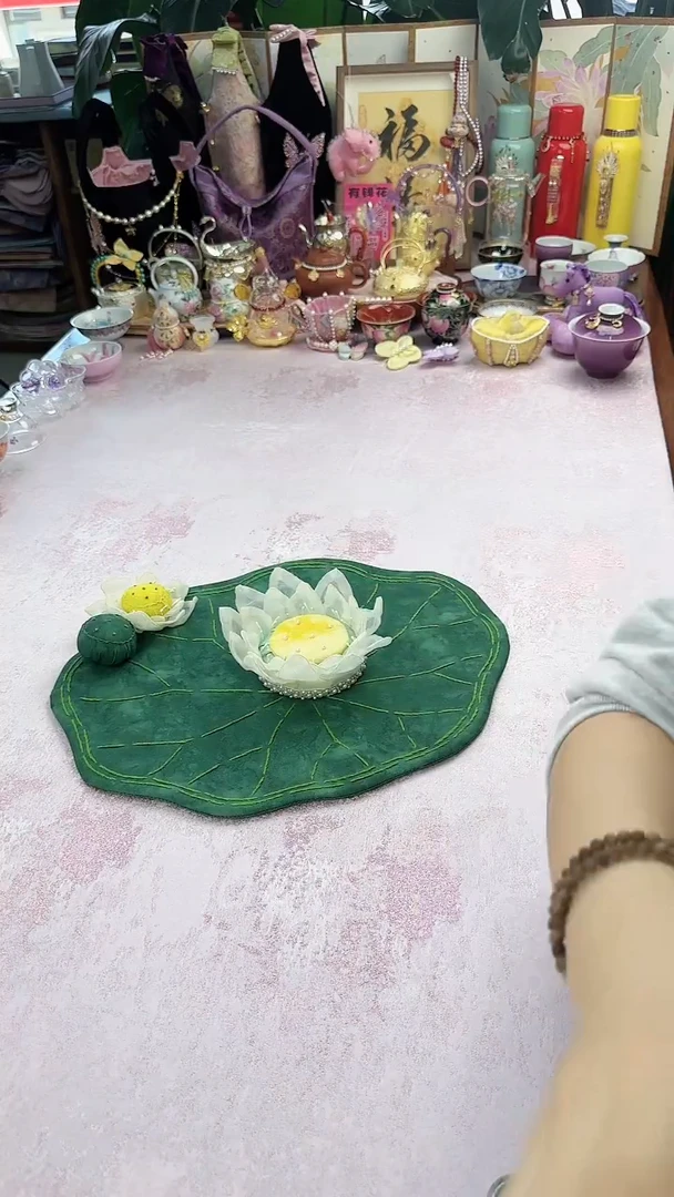 136 白色莲花木托
