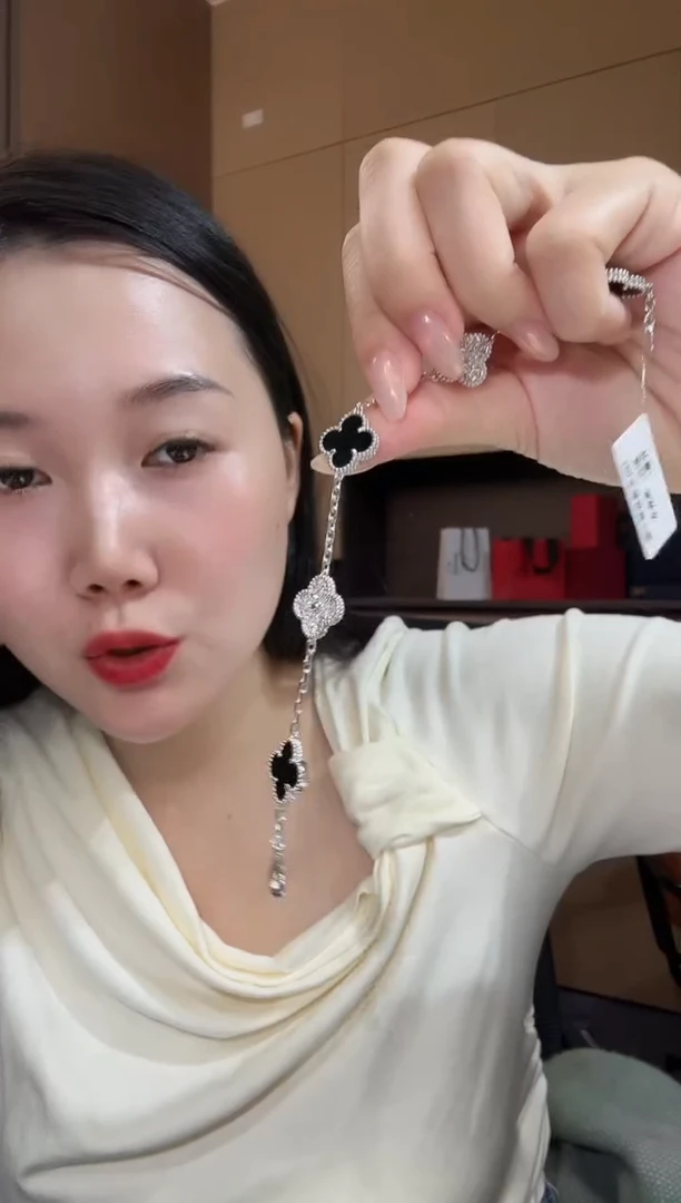 【闪购商品】钻石手链18K金镶嵌熊猫手链GHJ