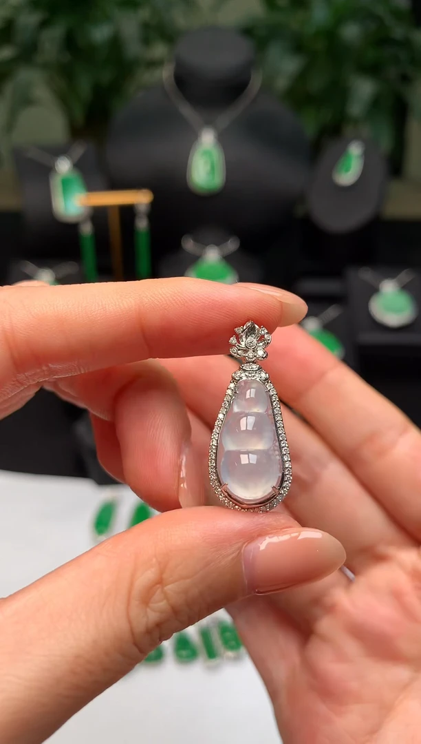 颈饰18K金镶嵌翡翠福豆