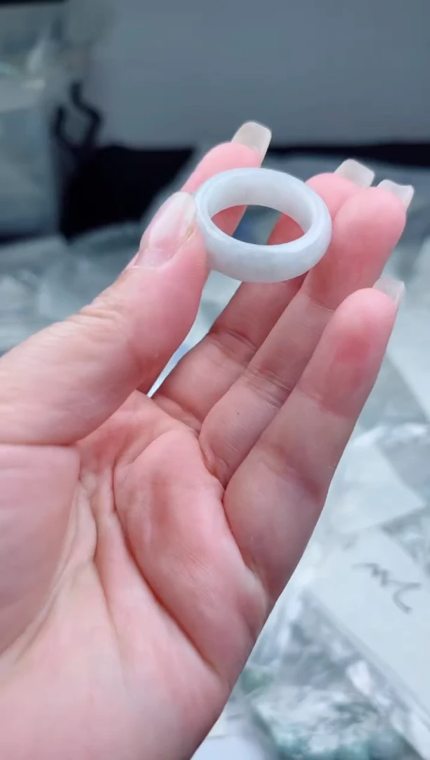 翡翠未镶嵌颈饰戒圈