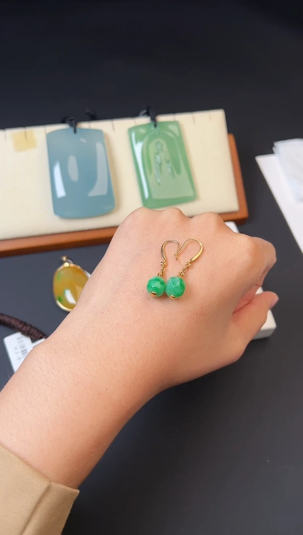 18K金镶嵌翡翠耳环绿色耳坠