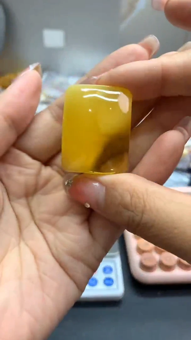 未镶嵌琥珀珠宝奇石1642