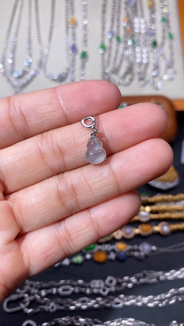 翡翠18K金镶嵌颈饰吊坠