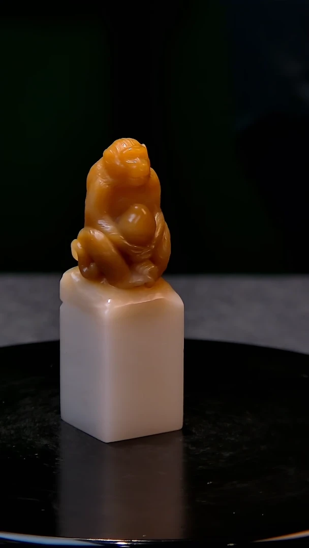 【闪购商品】田黄石取巧雕灵猴献桃