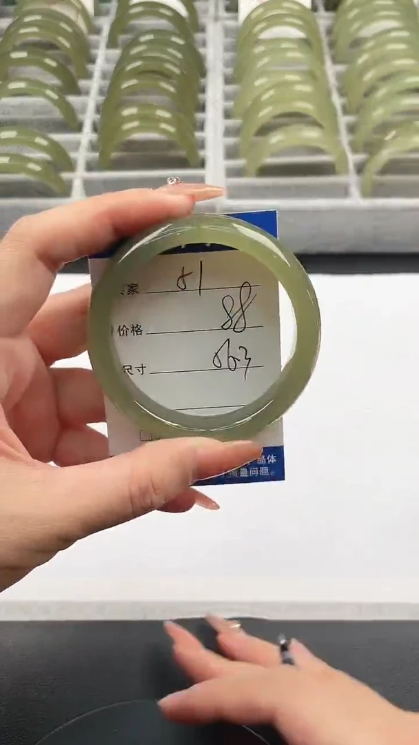 未镶嵌手镯石英质玉湖水绿