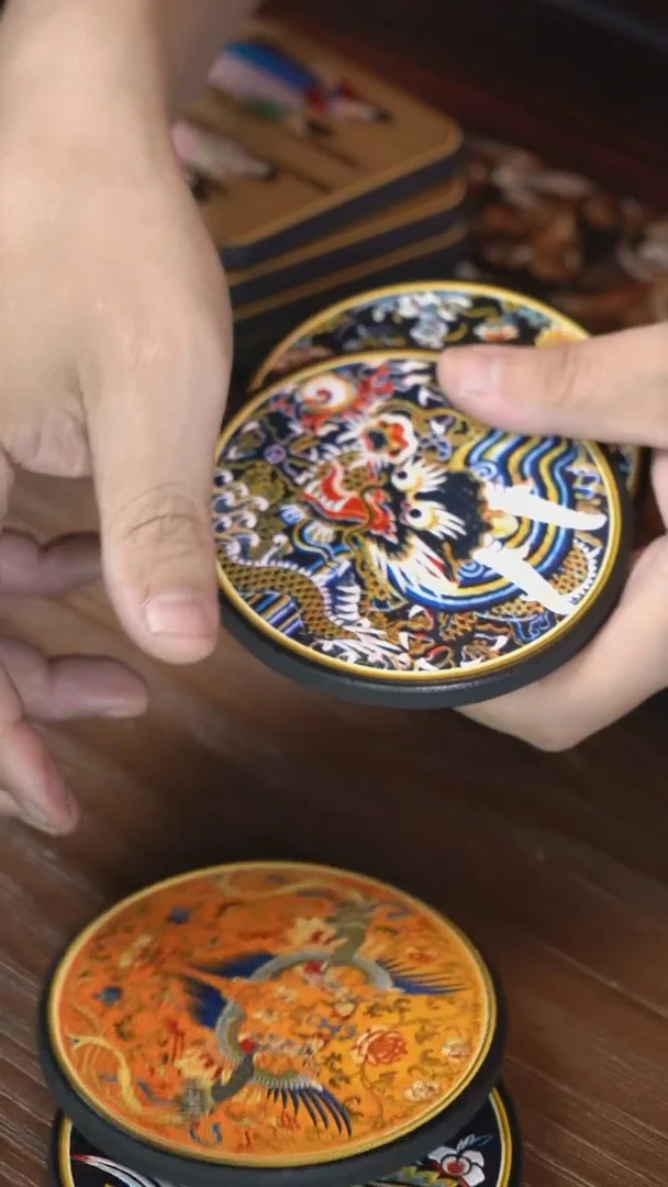 壹藏贰宝花龙戏凤杯垫一套