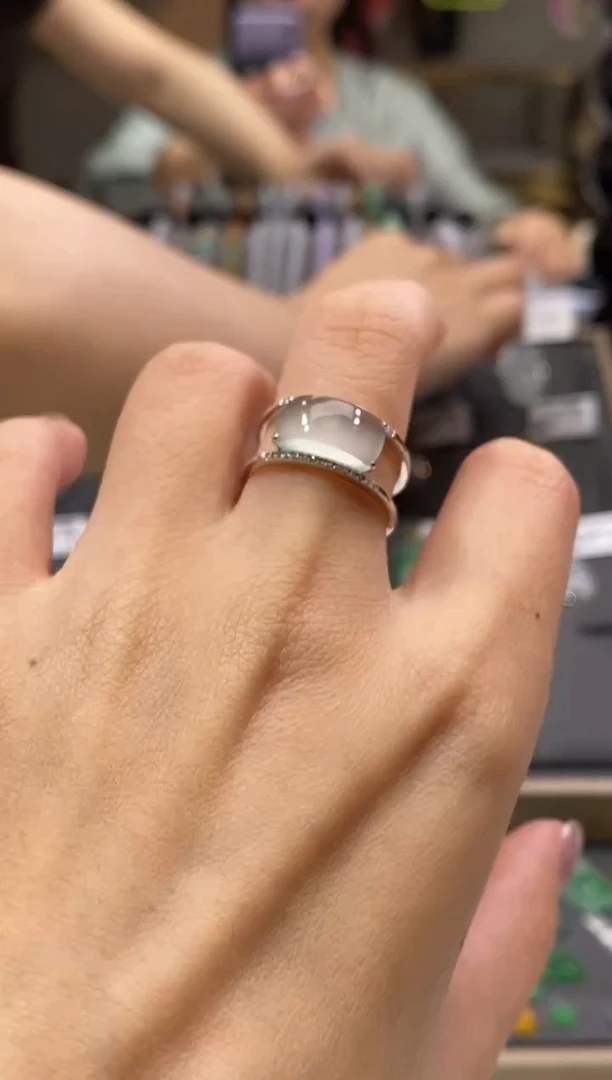 18K金镶嵌戒指翡翠戒指