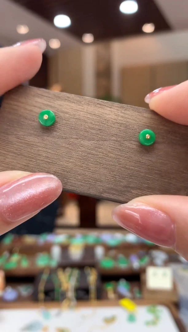 翡翠18K金镶嵌耳饰耳钉