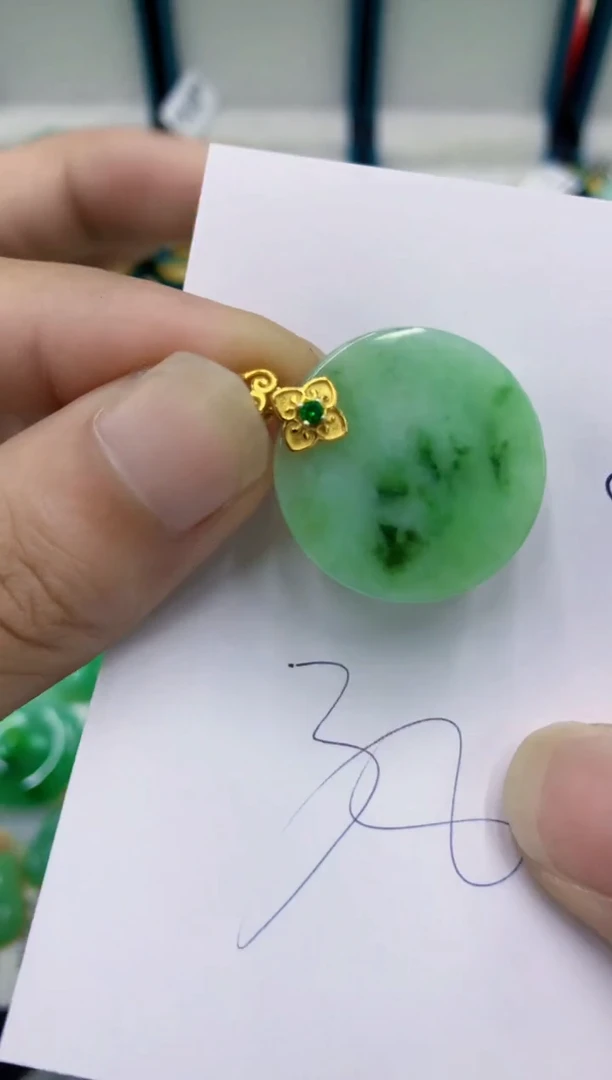 翡翠挂件未镶嵌翡翠