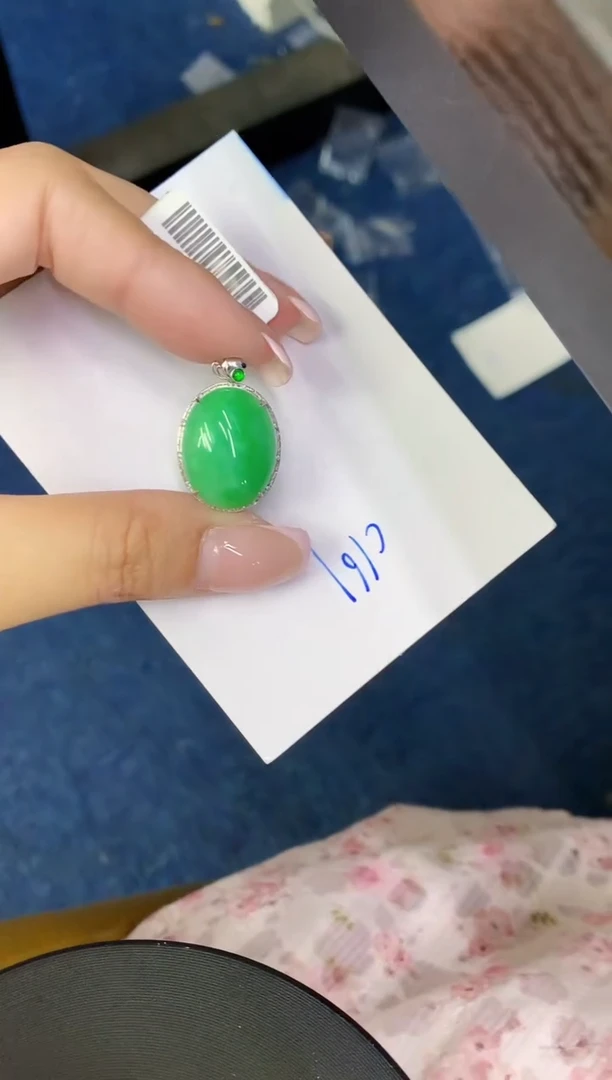 翡翠18K金镶嵌颈饰缅甸天然翡翠A货