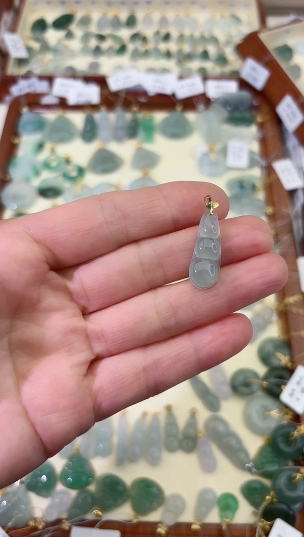 翡翠18K金镶嵌颈饰福豆