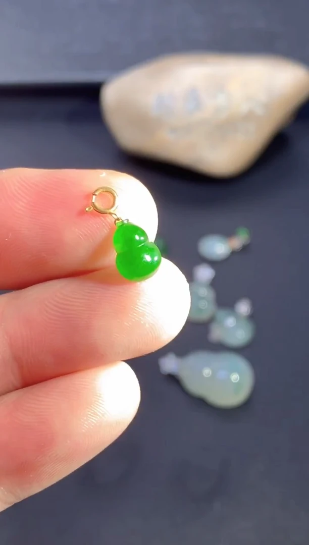 颈饰18K金镶嵌翡翠